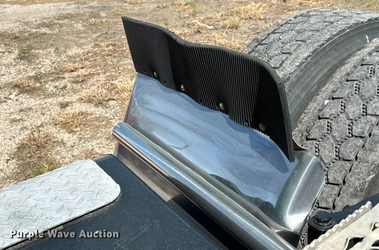 image for item EH3866 2015 Peterbilt  579 semi truck