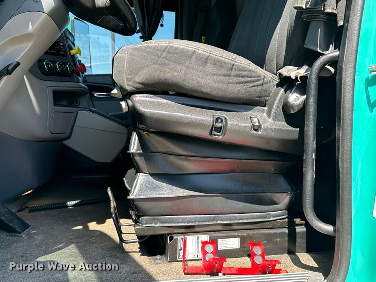 image for item EH3866 2015 Peterbilt  579 semi truck