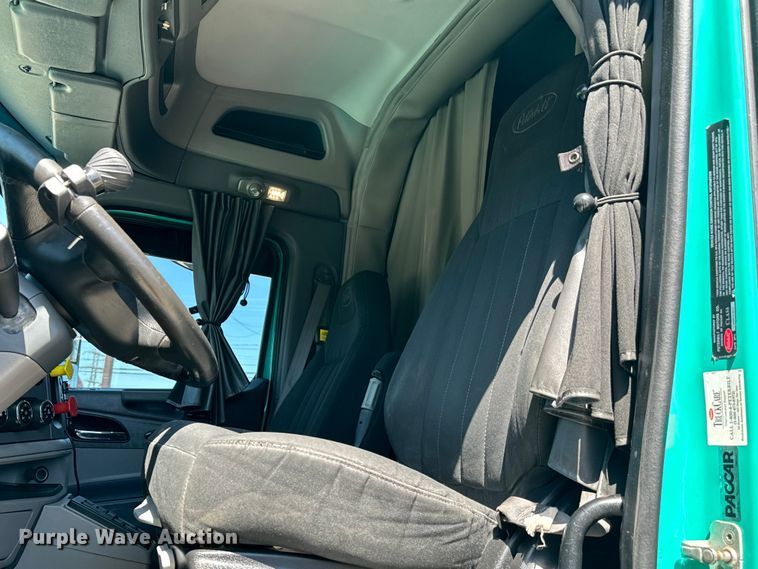 image for item EH3866 2015 Peterbilt  579 semi truck