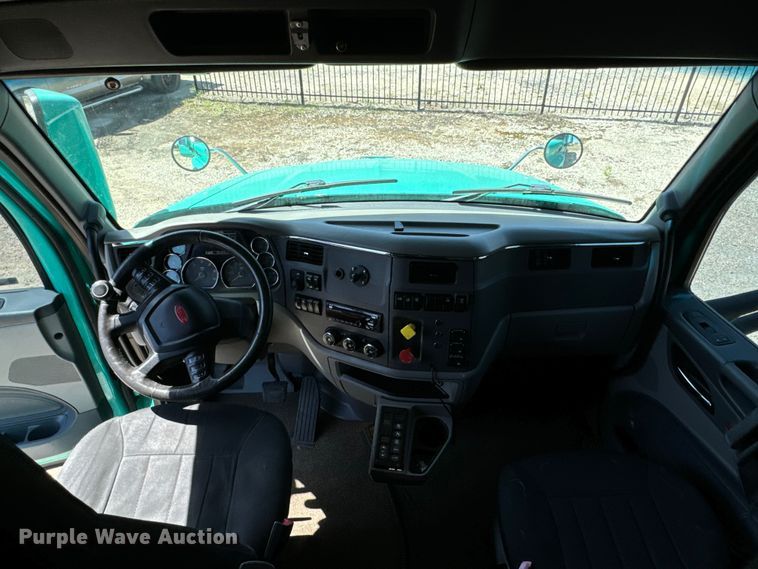 image for item EH3866 2015 Peterbilt  579 semi truck