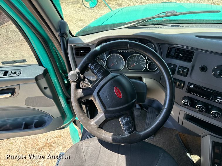 image for item EH3866 2015 Peterbilt  579 semi truck