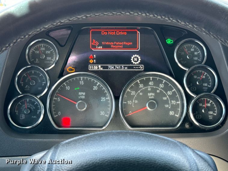 image for item EH3866 2015 Peterbilt  579 semi truck