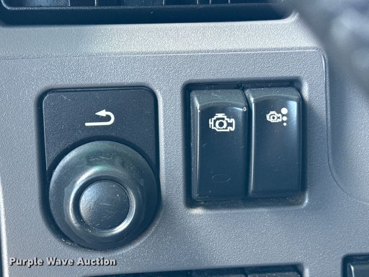 image for item EH3866 2015 Peterbilt  579 semi truck