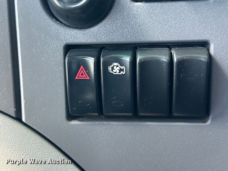 image for item EH3866 2015 Peterbilt  579 semi truck