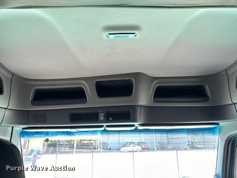 image for item EH3866 2015 Peterbilt  579 semi truck