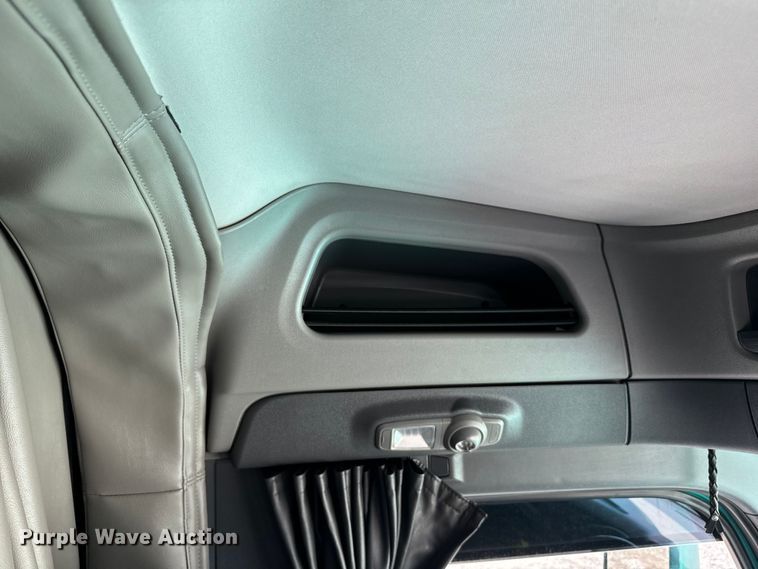 image for item EH3866 2015 Peterbilt  579 semi truck