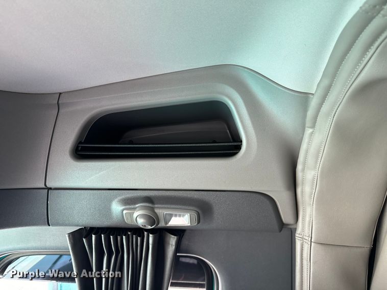 image for item EH3866 2015 Peterbilt  579 semi truck