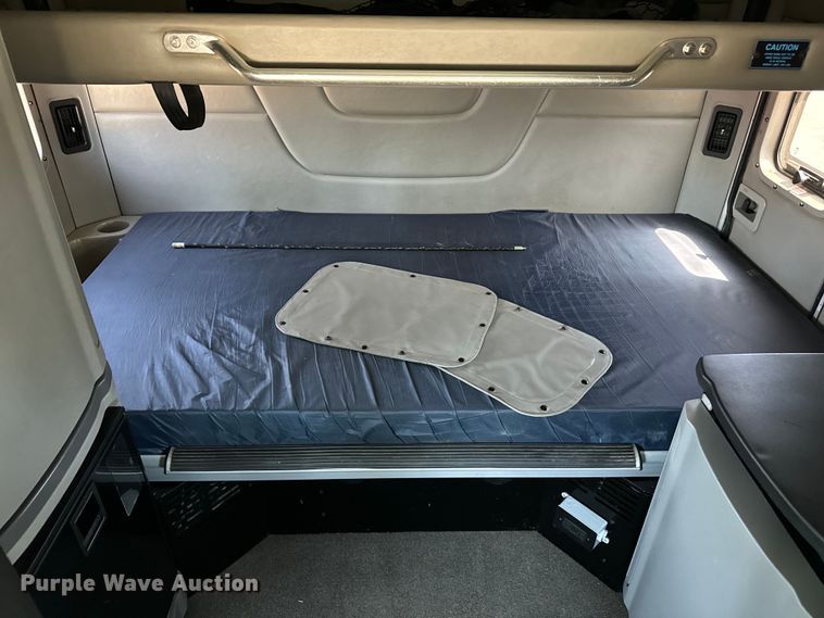 image for item EH3866 2015 Peterbilt  579 semi truck