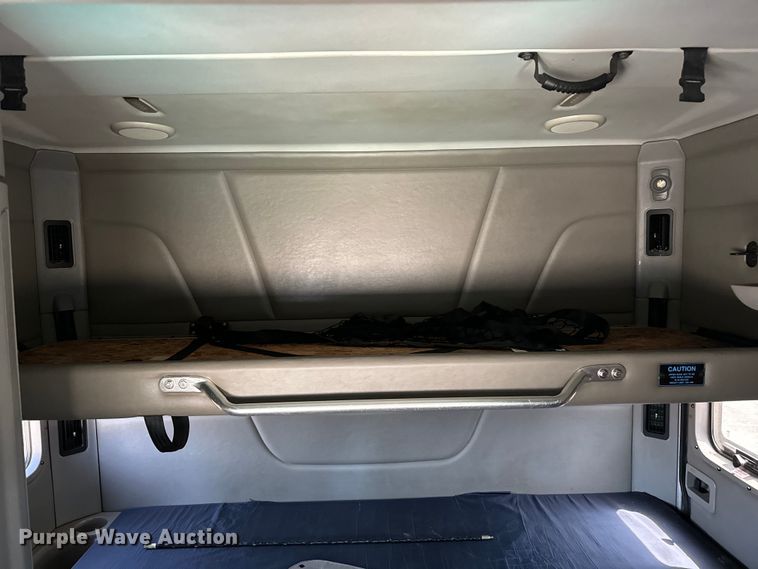 image for item EH3866 2015 Peterbilt  579 semi truck