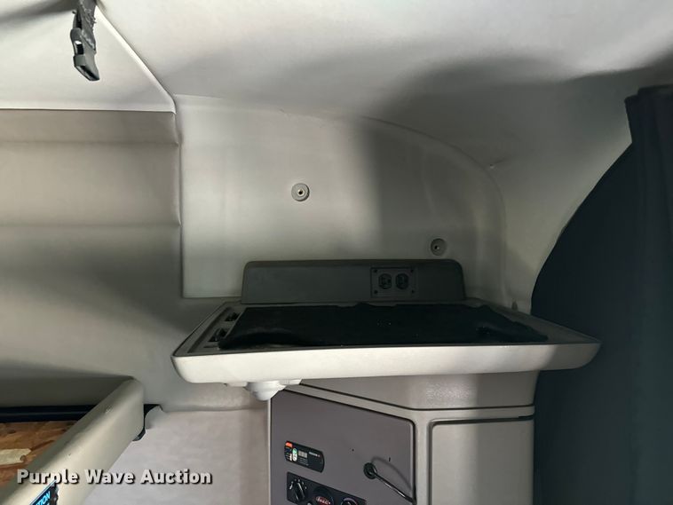 image for item EH3866 2015 Peterbilt  579 semi truck