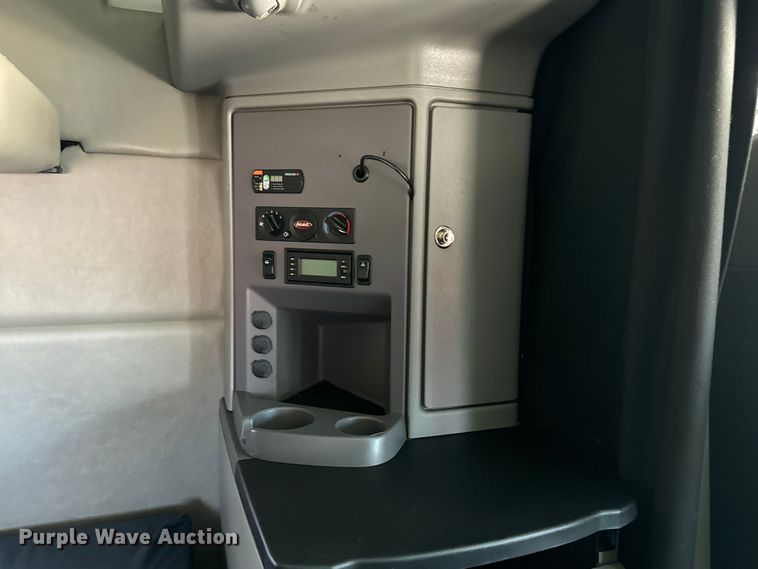 image for item EH3866 2015 Peterbilt  579 semi truck