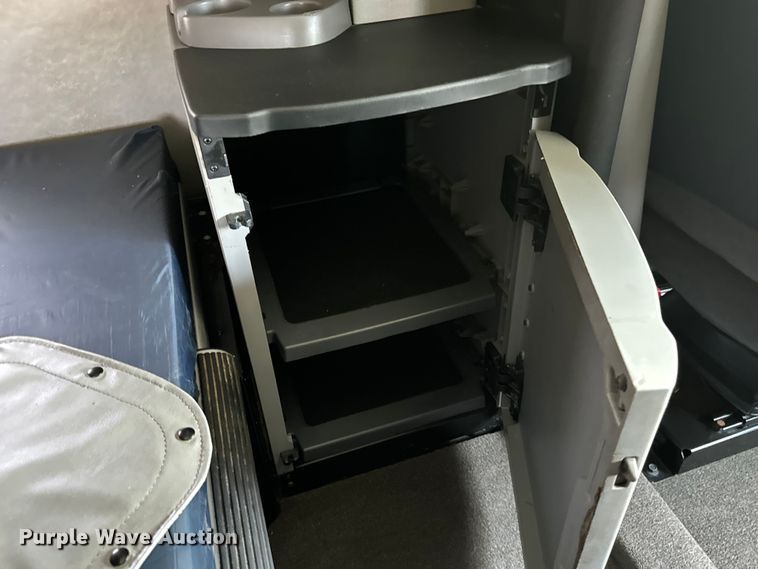 image for item EH3866 2015 Peterbilt  579 semi truck