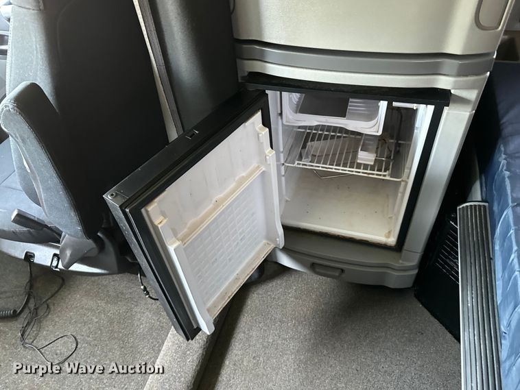 image for item EH3866 2015 Peterbilt  579 semi truck