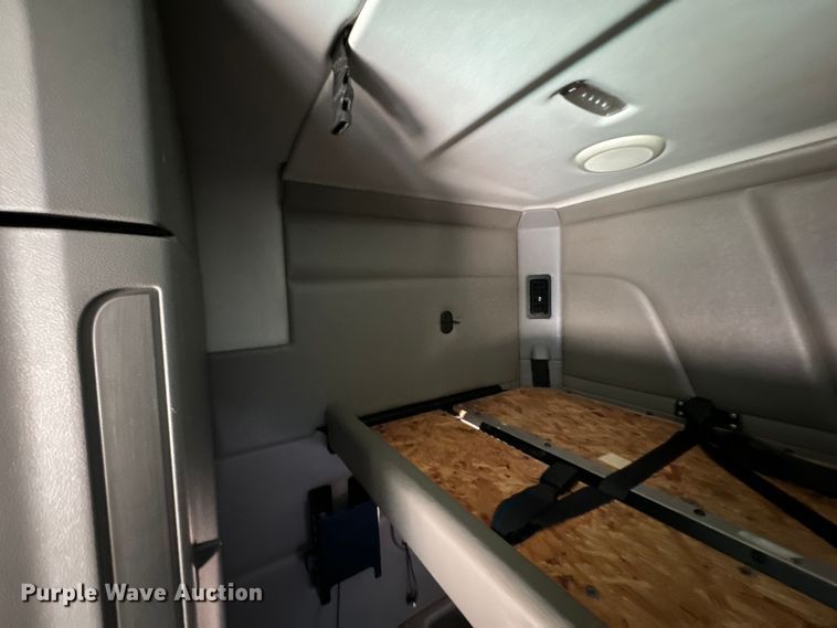 image for item EH3866 2015 Peterbilt  579 semi truck