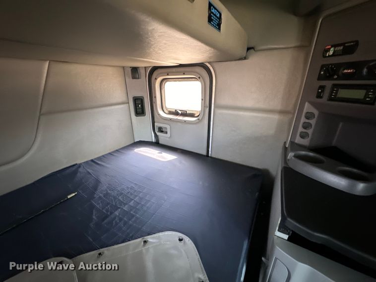 image for item EH3866 2015 Peterbilt  579 semi truck