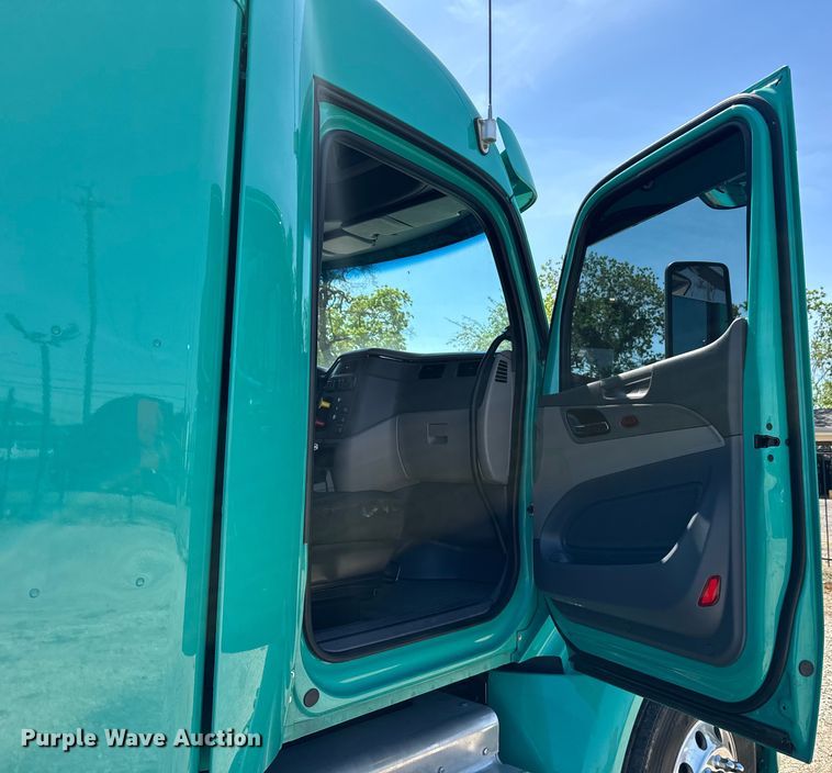 image for item EH3866 2015 Peterbilt  579 semi truck