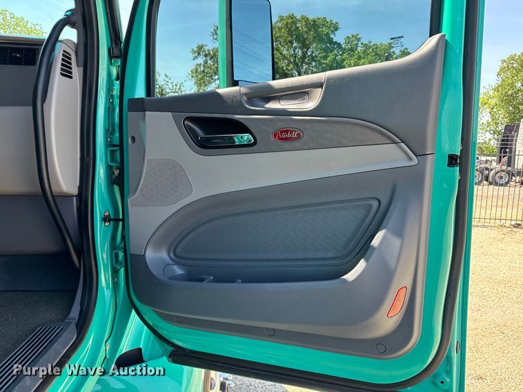 image for item EH3866 2015 Peterbilt  579 semi truck