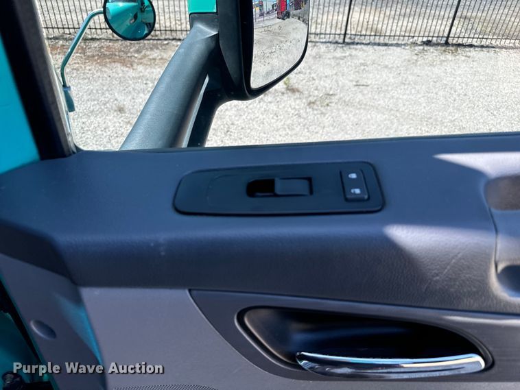 image for item EH3866 2015 Peterbilt  579 semi truck