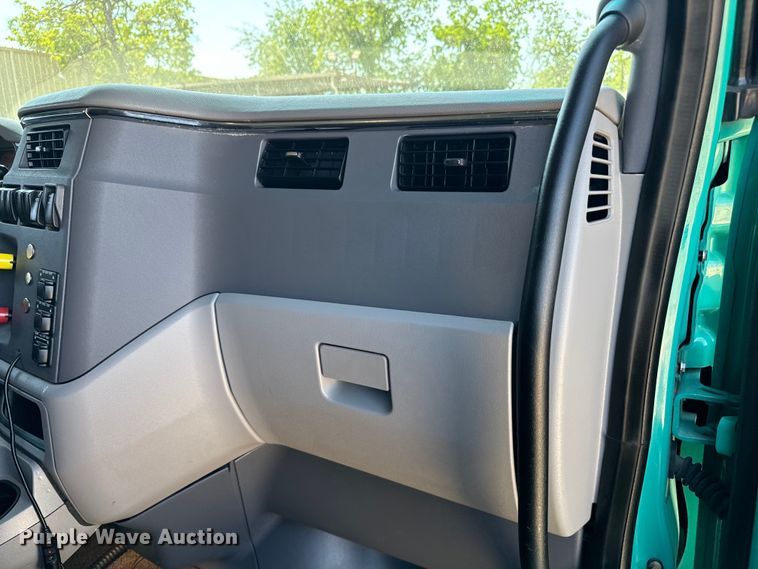 image for item EH3866 2015 Peterbilt  579 semi truck