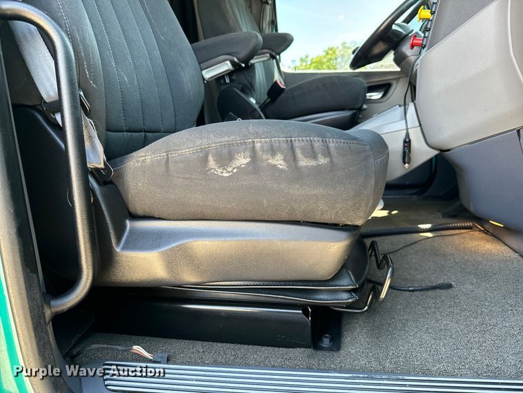 image for item EH3866 2015 Peterbilt  579 semi truck