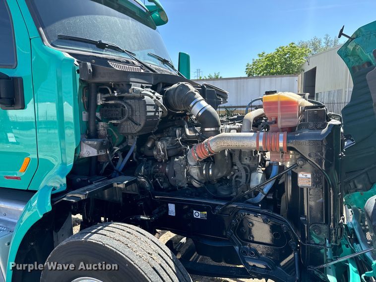 image for item EH3866 2015 Peterbilt  579 semi truck