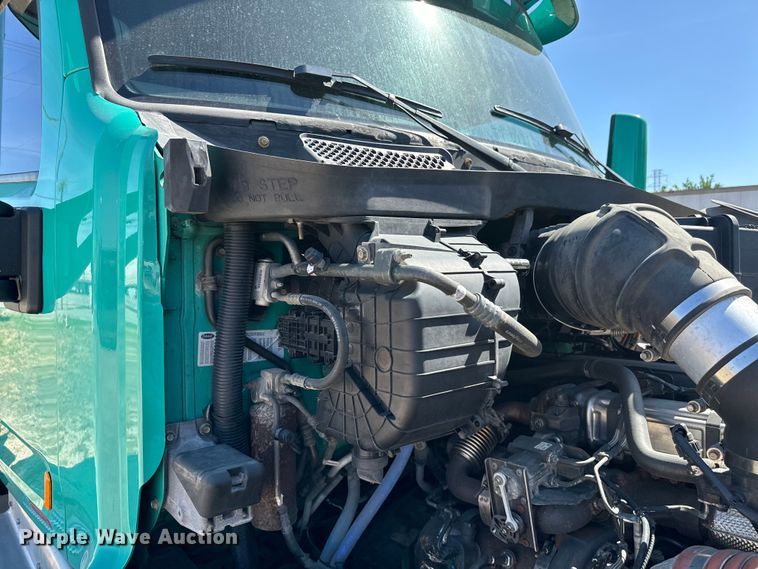 image for item EH3866 2015 Peterbilt  579 semi truck