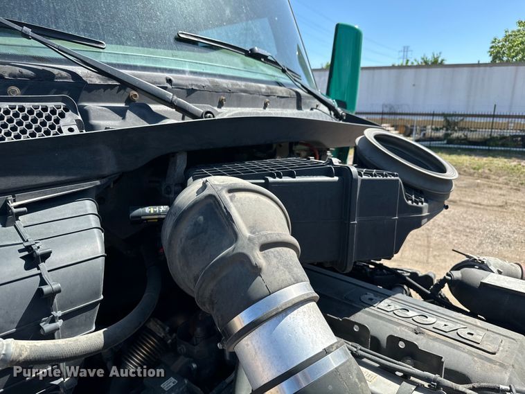 image for item EH3866 2015 Peterbilt  579 semi truck