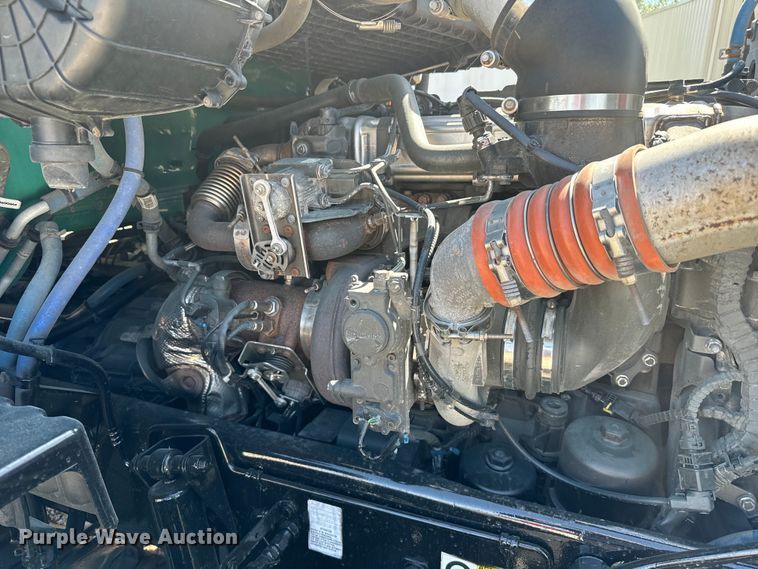 image for item EH3866 2015 Peterbilt  579 semi truck