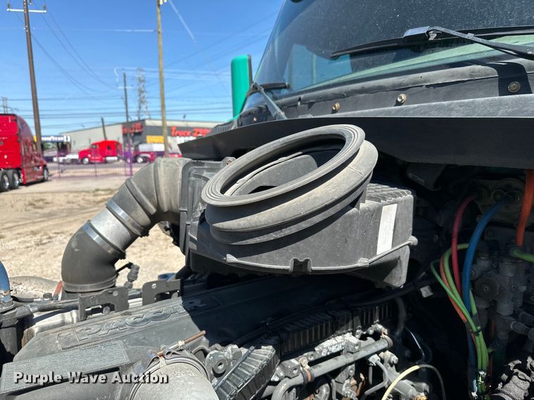 image for item EH3866 2015 Peterbilt  579 semi truck