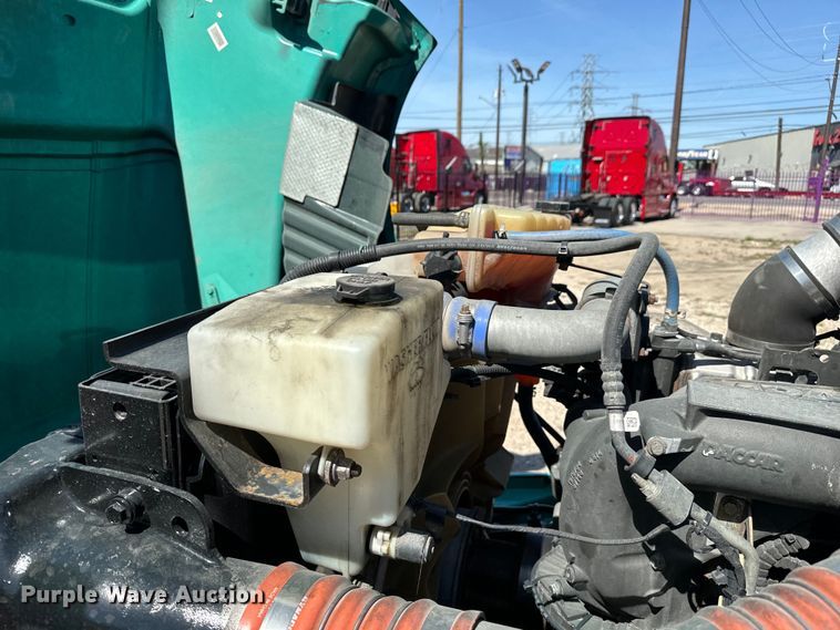 image for item EH3866 2015 Peterbilt  579 semi truck