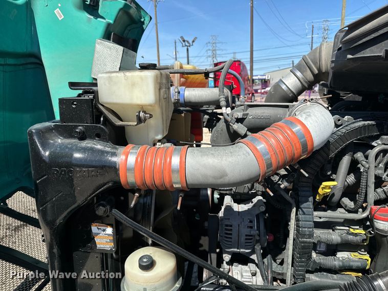 image for item EH3866 2015 Peterbilt  579 semi truck