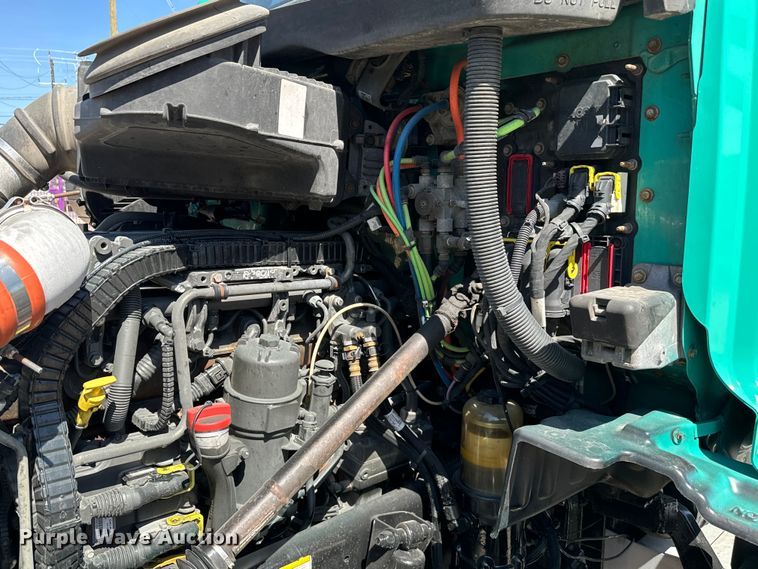 image for item EH3866 2015 Peterbilt  579 semi truck