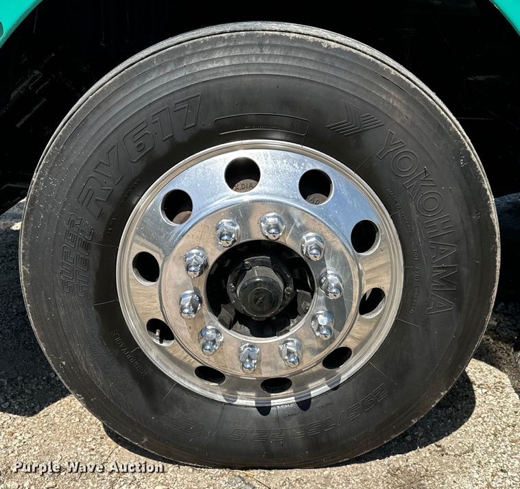 image for item EH3866 2015 Peterbilt  579 semi truck