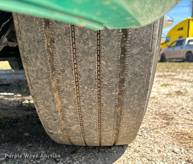 image for item EH3866 2015 Peterbilt  579 semi truck