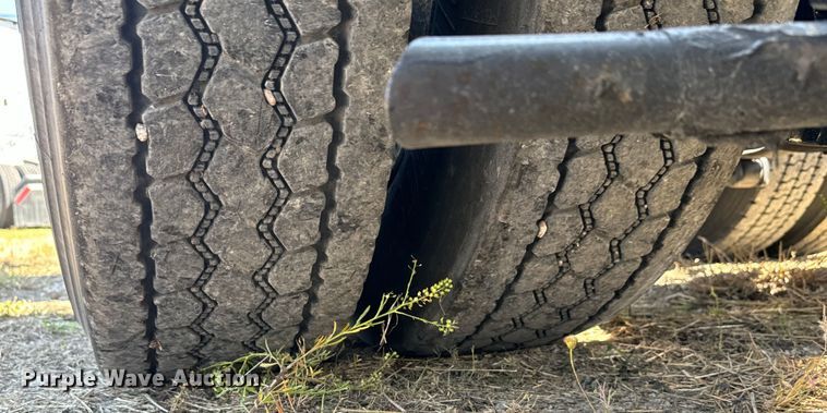 image for item EH3866 2015 Peterbilt  579 semi truck