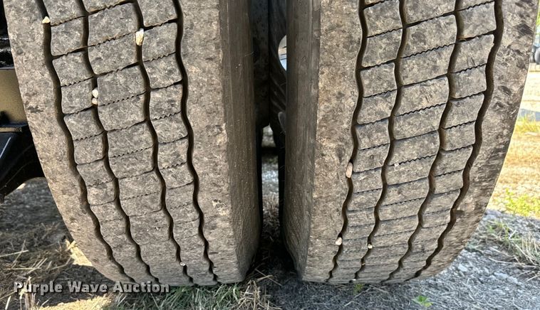 image for item EH3866 2015 Peterbilt  579 semi truck