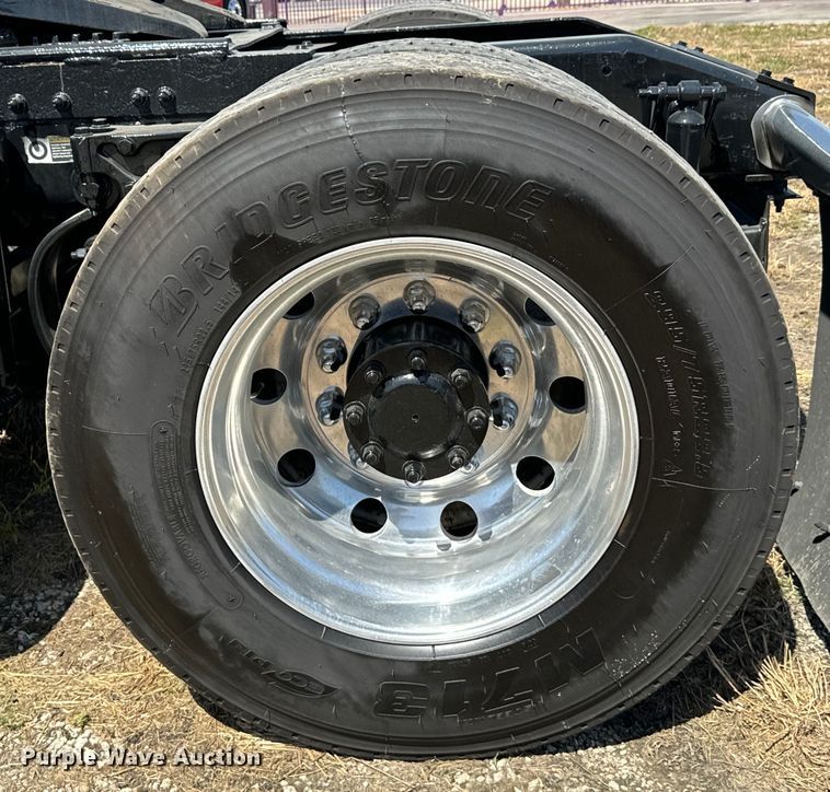 image for item EH3866 2015 Peterbilt  579 semi truck