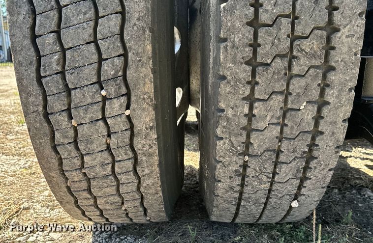 image for item EH3866 2015 Peterbilt  579 semi truck