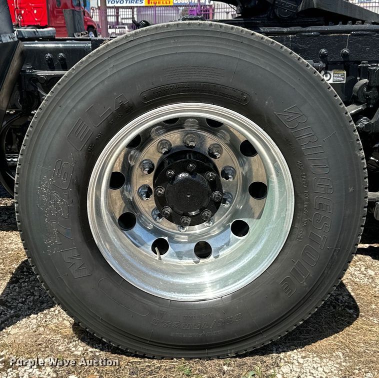 image for item EH3866 2015 Peterbilt  579 semi truck