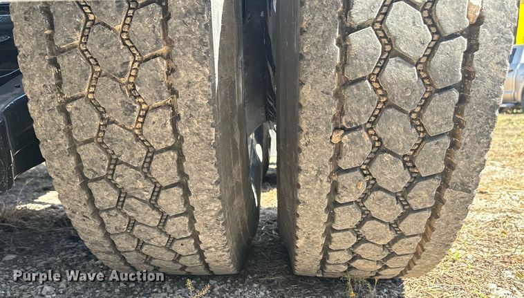 image for item EH3866 2015 Peterbilt  579 semi truck