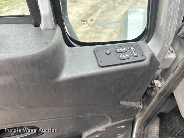 image for item EH5404 2015 International  Terrastar  flatbed truck