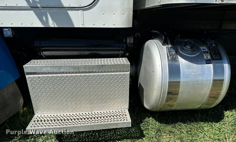 image for item EH5429 2016 Peterbilt 337 box truck