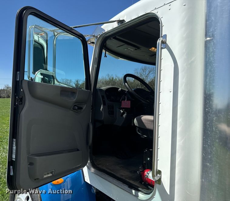 image for item EH5429 2016 Peterbilt 337 box truck