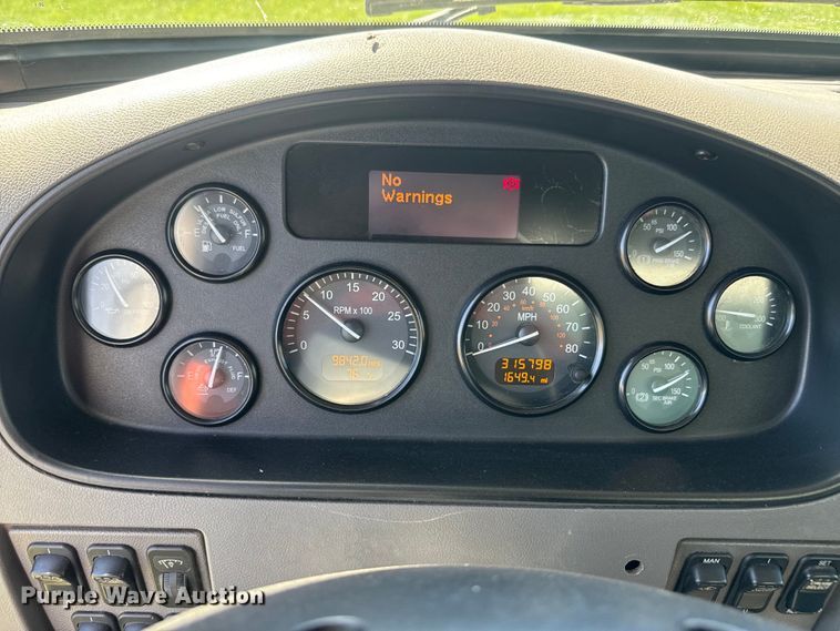 image for item EH5429 2016 Peterbilt 337 box truck