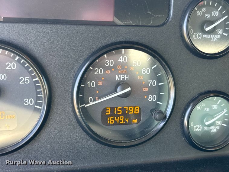 image for item EH5429 2016 Peterbilt 337 box truck