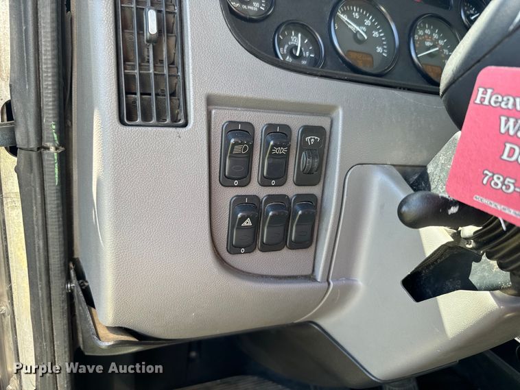 image for item EH5429 2016 Peterbilt 337 box truck