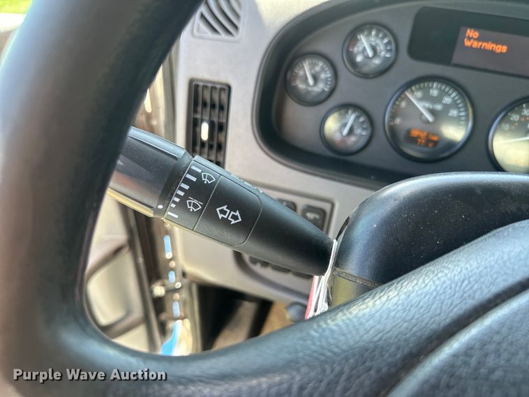 image for item EH5429 2016 Peterbilt 337 box truck