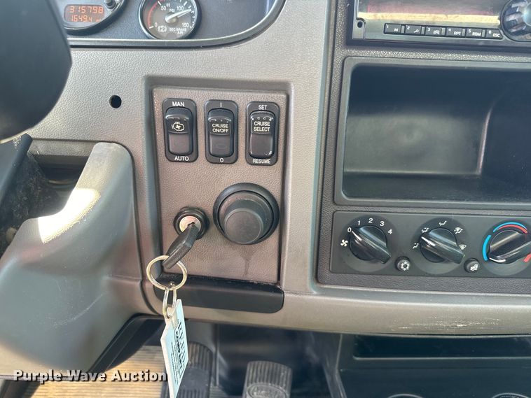 image for item EH5429 2016 Peterbilt 337 box truck