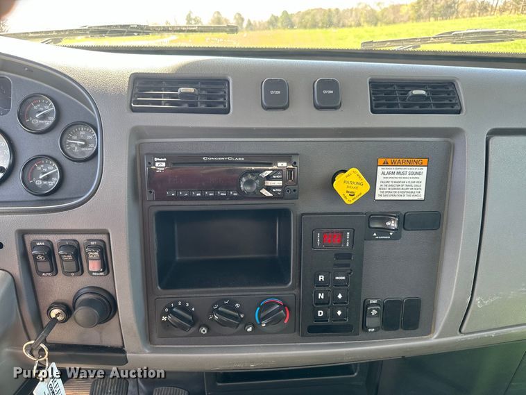 image for item EH5429 2016 Peterbilt 337 box truck