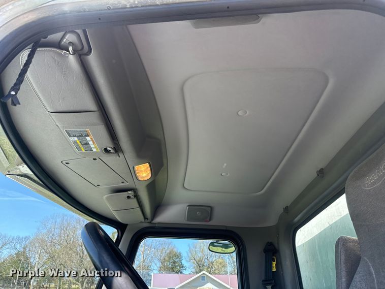 image for item EH5429 2016 Peterbilt 337 box truck